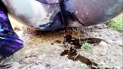 Pissing yn 'e strjitte! Kom sjen hoe LilKiwwiMonster har slipje wiet wurdt en yn 'e drek pisje!