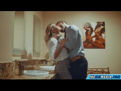 ❤️ As in busty blonde jo ferliedt yn in iepenbier toilet ❌ Harde porno op fy.javdoe.top